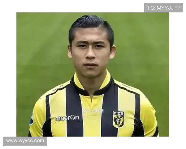 张玉宁热身意外踢中球迷送签名球衣并邀合影真诚致歉获赞